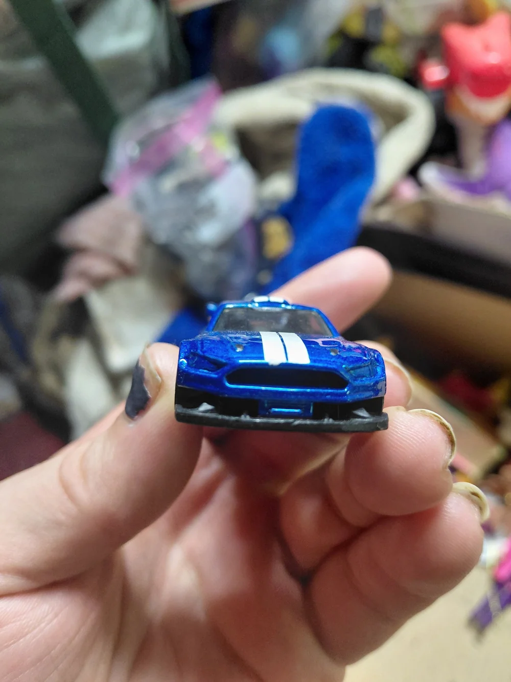 Hot Wheels Custom ’18 Ford Mustang GT in pearlescent blue with white racing stri